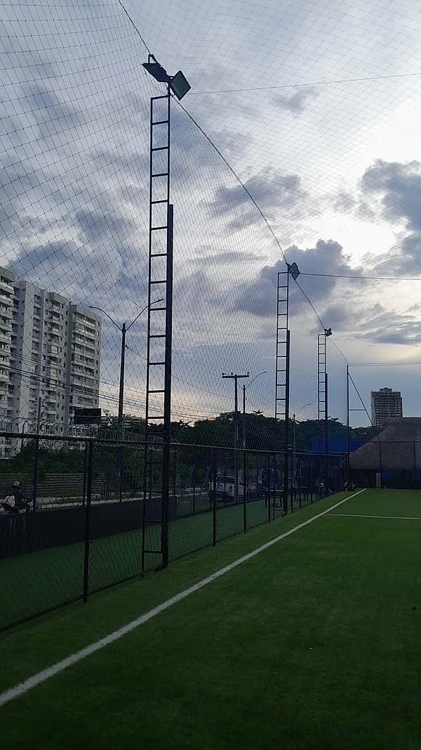 Quadra com rede de protecao perimetral instalada